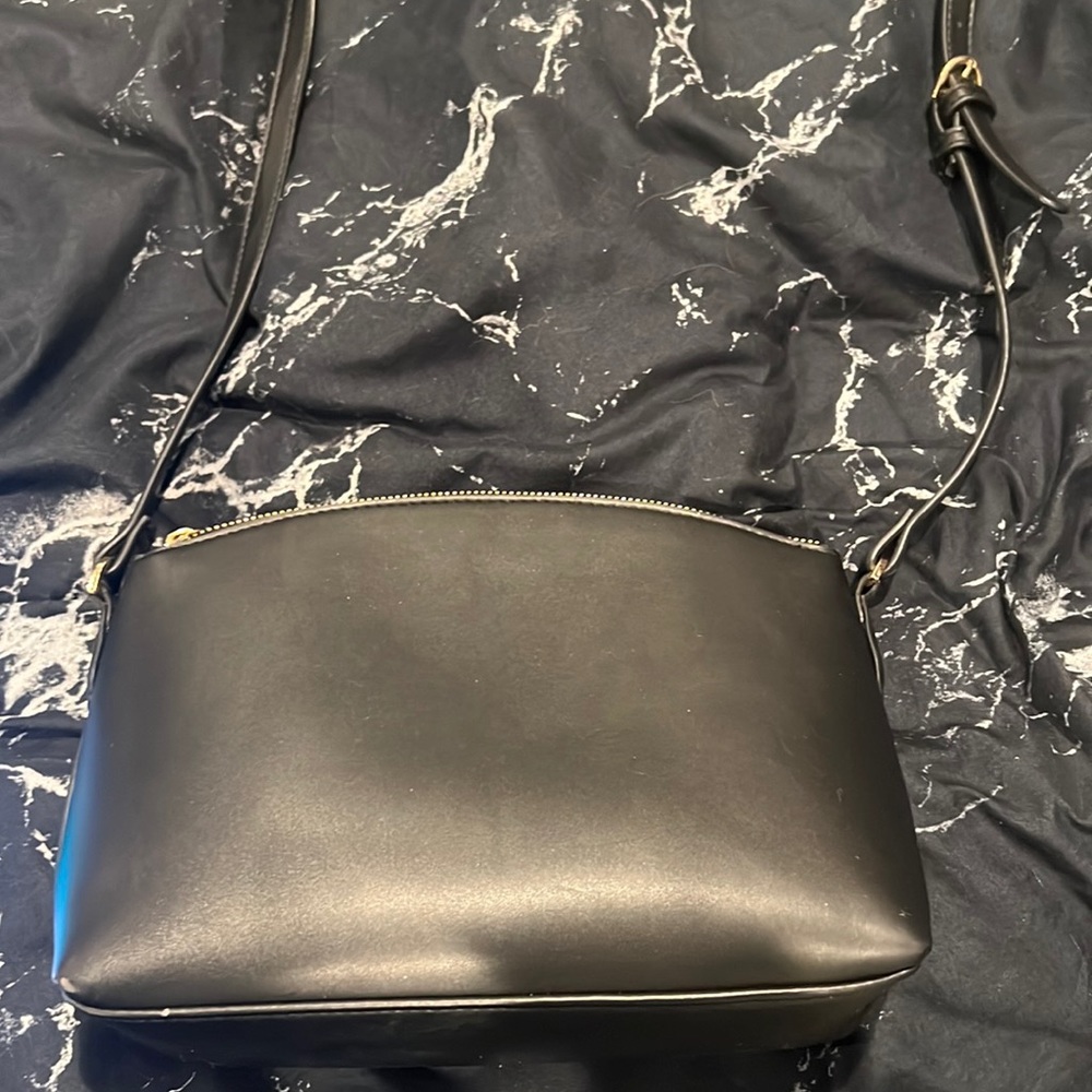black shoulder purse gold accessories